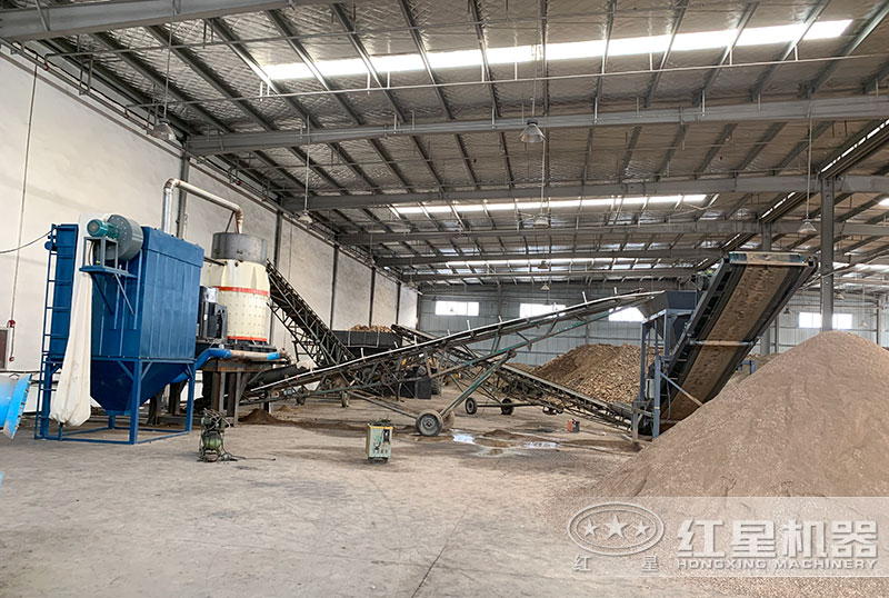 制砂現(xiàn)場用一臺復(fù)合式破碎機(jī) 制砂現(xiàn)場用一臺復(fù)合式破碎機(jī)