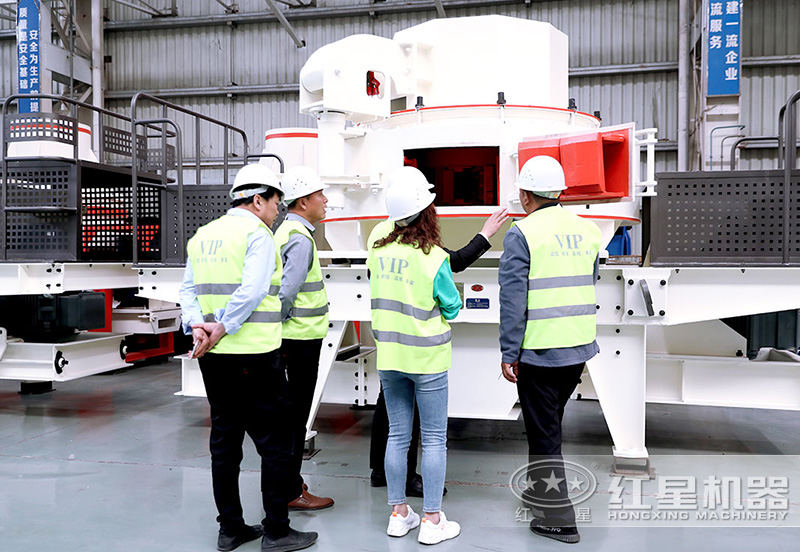 客戶來車間參觀，專業(yè)經(jīng)理接待講解