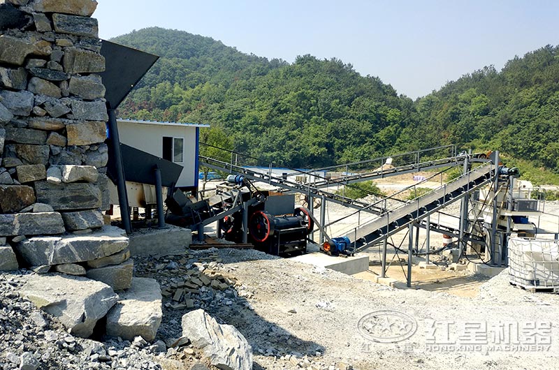 顎式細破碎機破碎現場，搭配制砂機使用